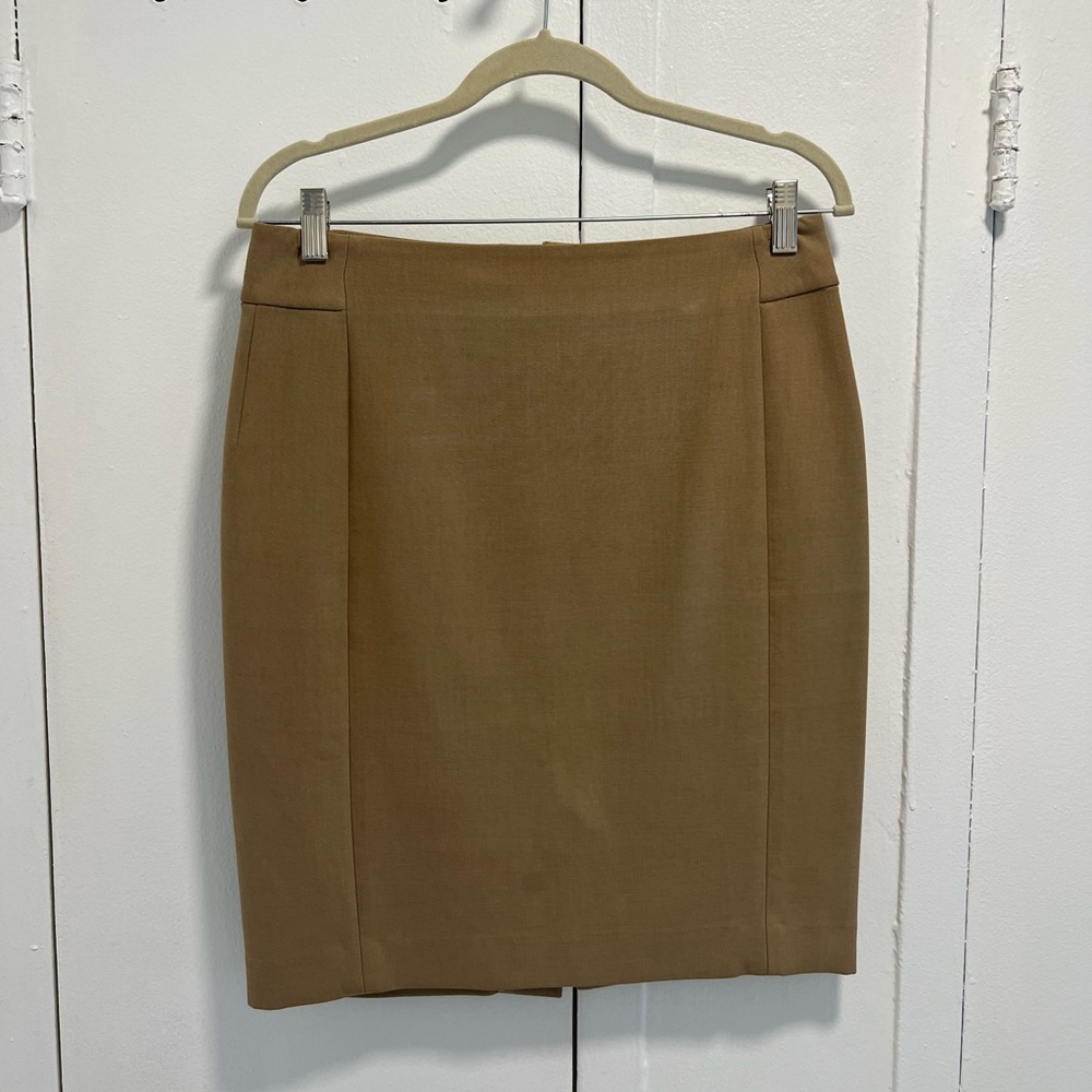 Loft Skirt Size 6..like new condition.. perfect for work . Very soft material